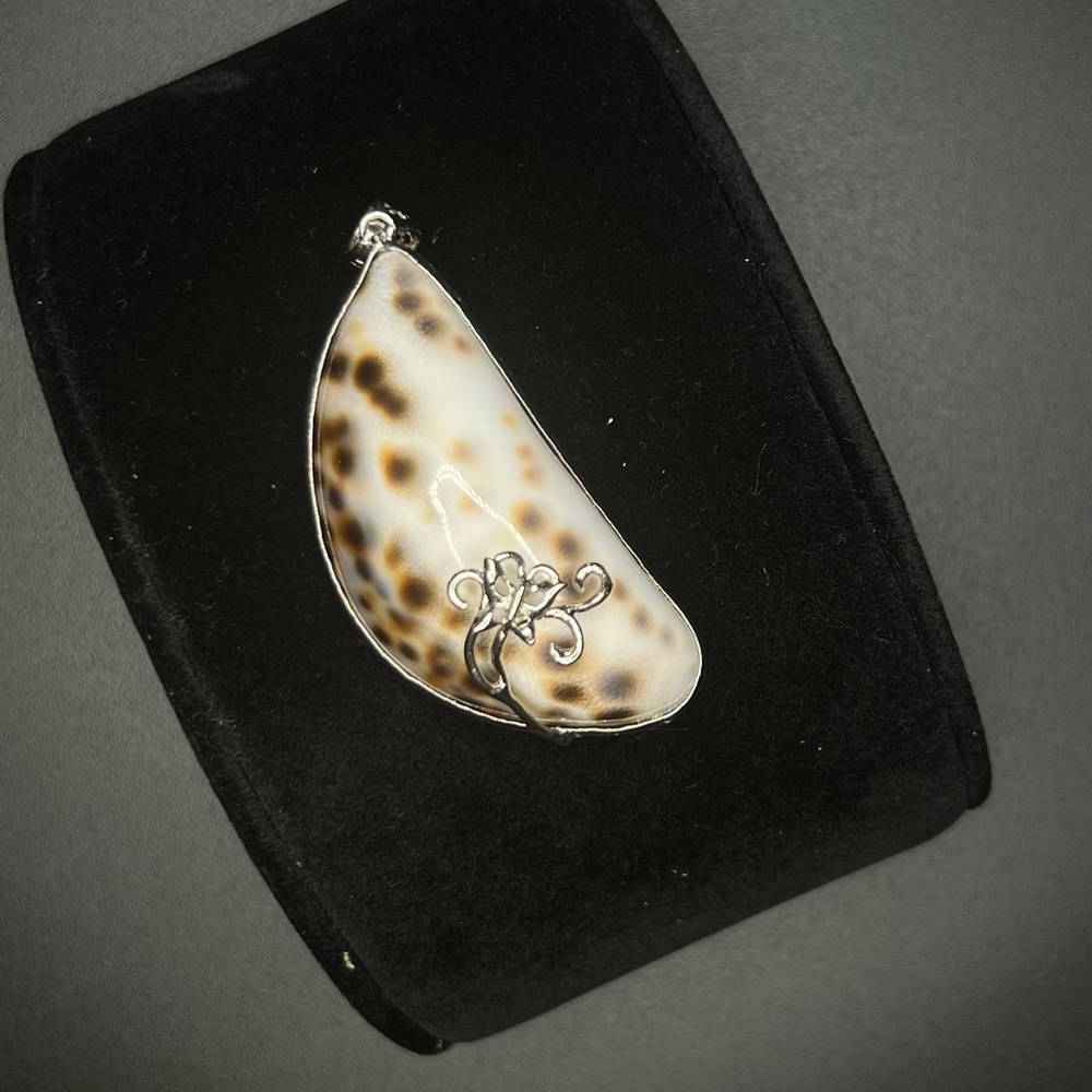 Leopard Shell Print Pendant - Picture 2 of 5
